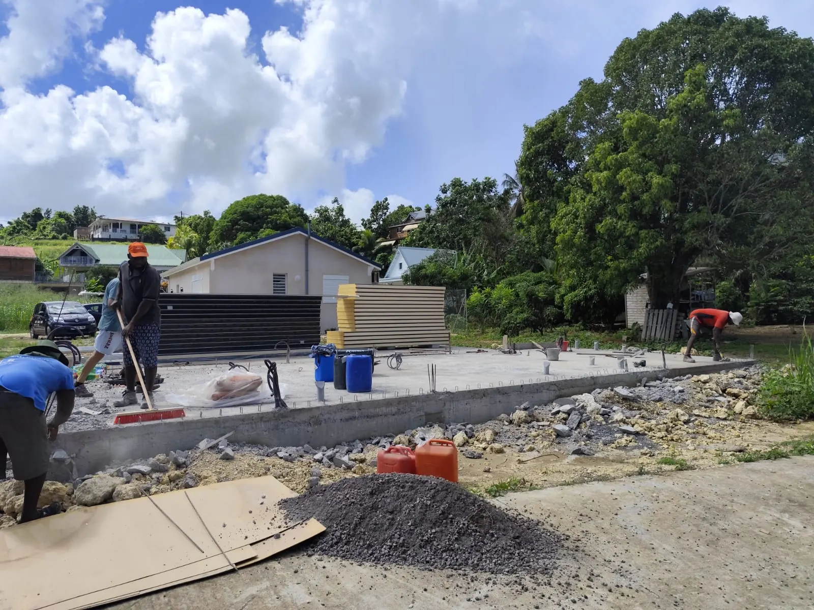 Dalle béton coulée, panneaux sandwich livrés sur le terrain