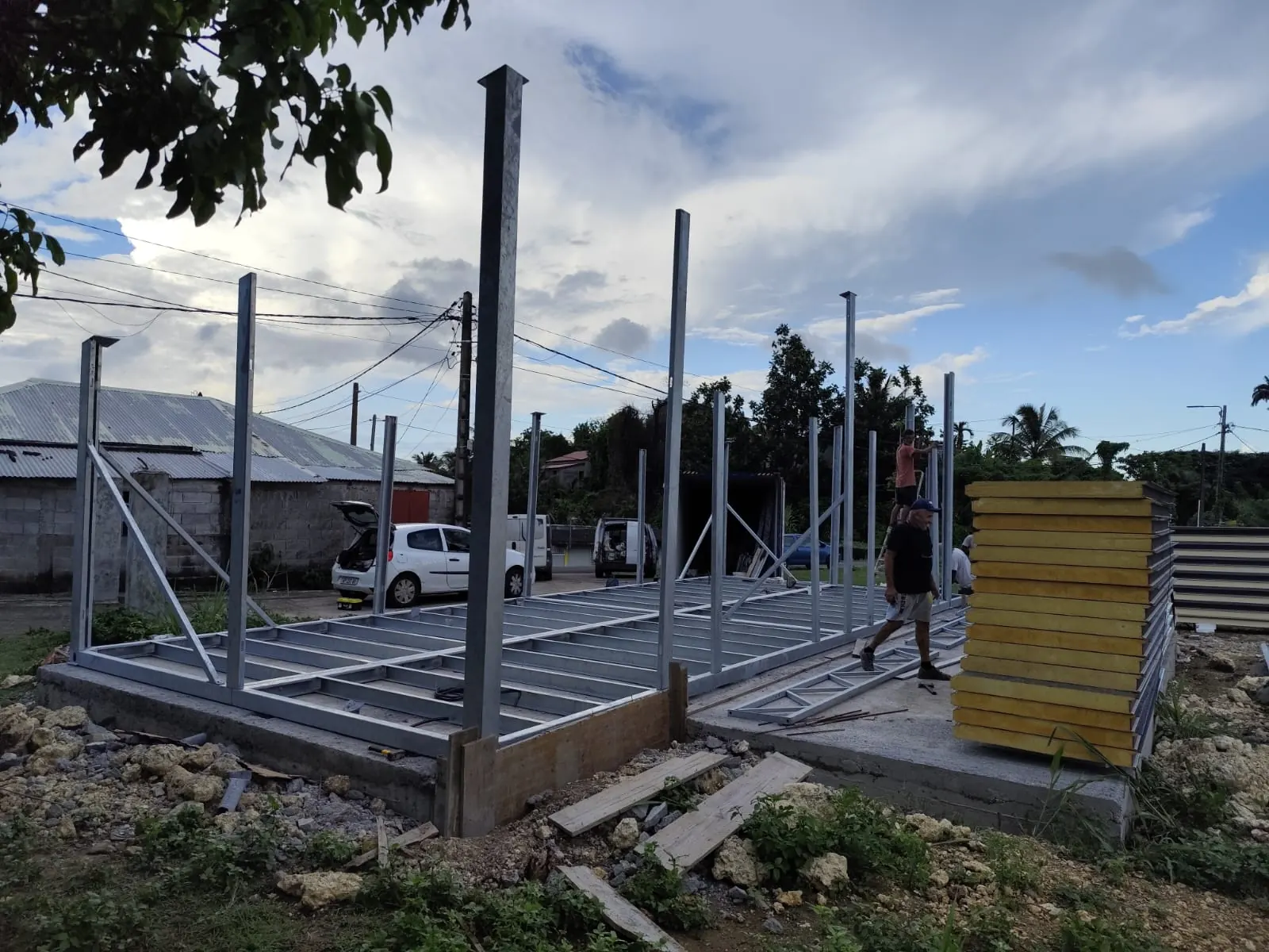 Poteaux en acier dressés sur le châssis