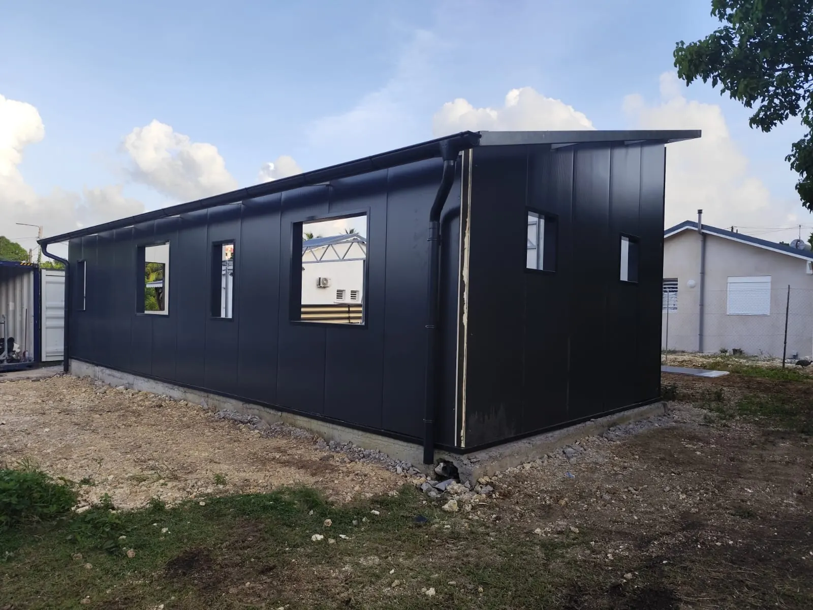 Façades fermées et gouttières posées