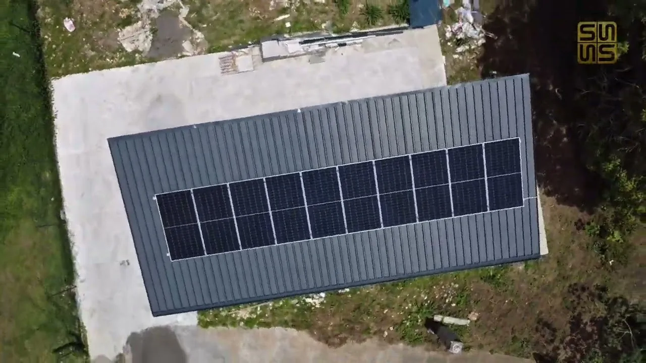 Vue aérienne de la villa avec ses panneaux solaires sur le toit